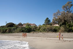 Familie am FKK Strand